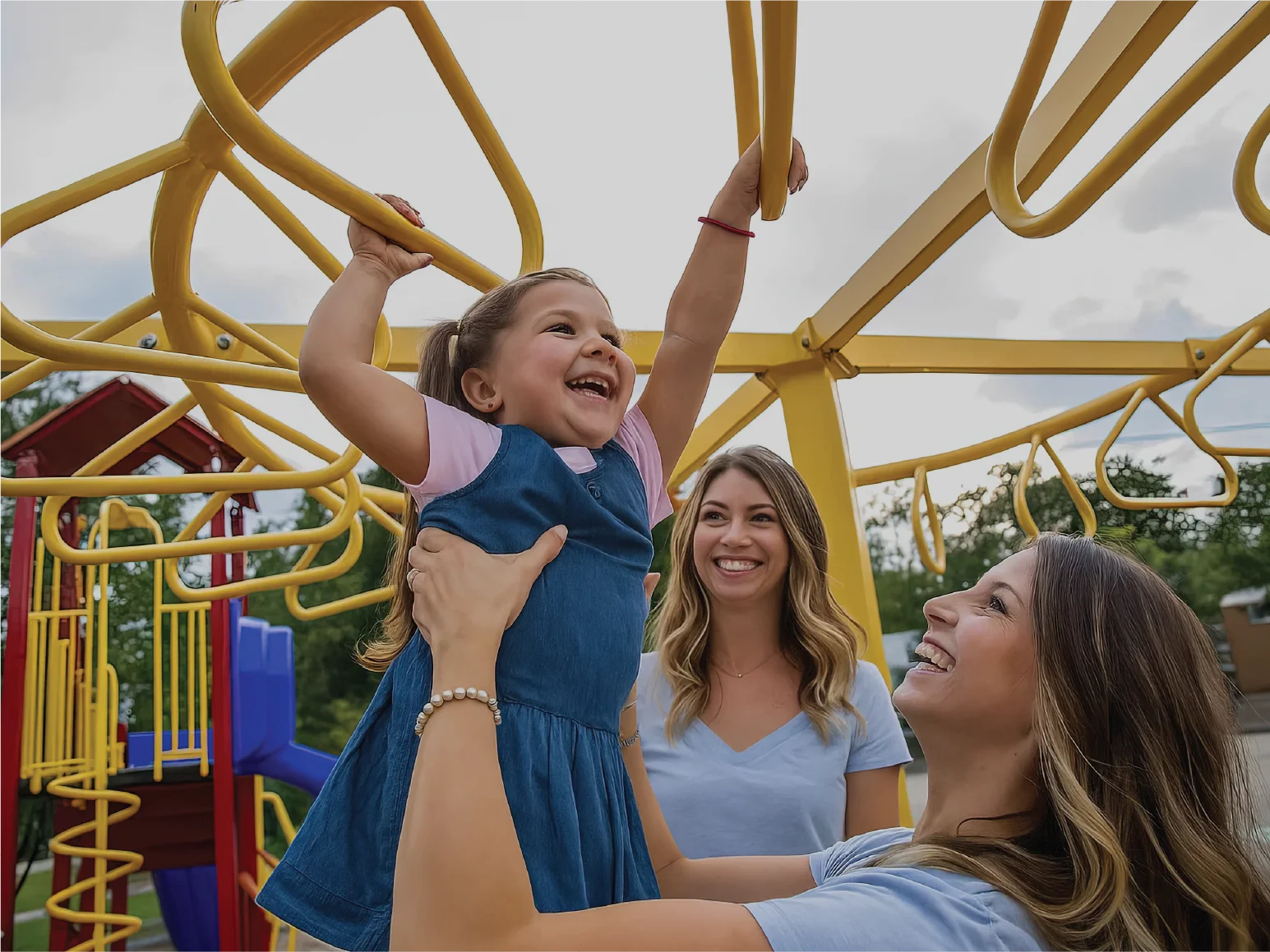 Pareja sonriendo y abrazándose en casa