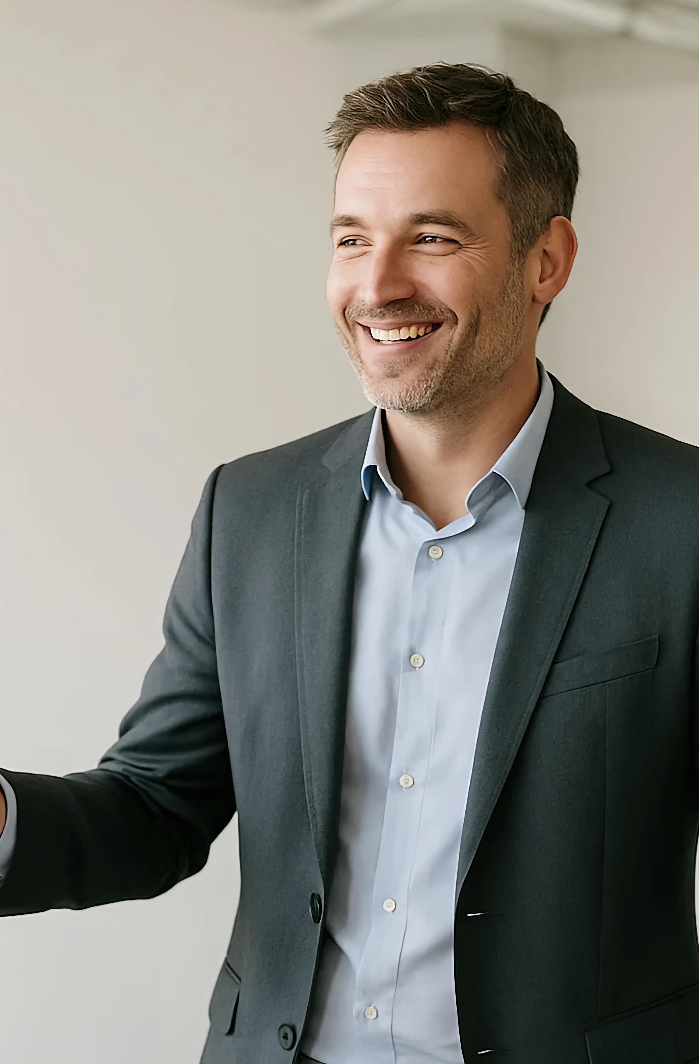 Grupo de amigos riendo al aire libre
